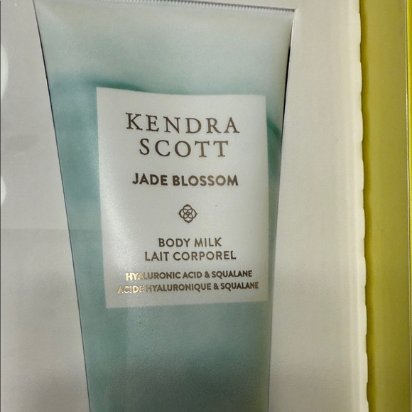 Kendra Scott Yellow Bath & Body Duo with Gift Box - Picture 4 of 9